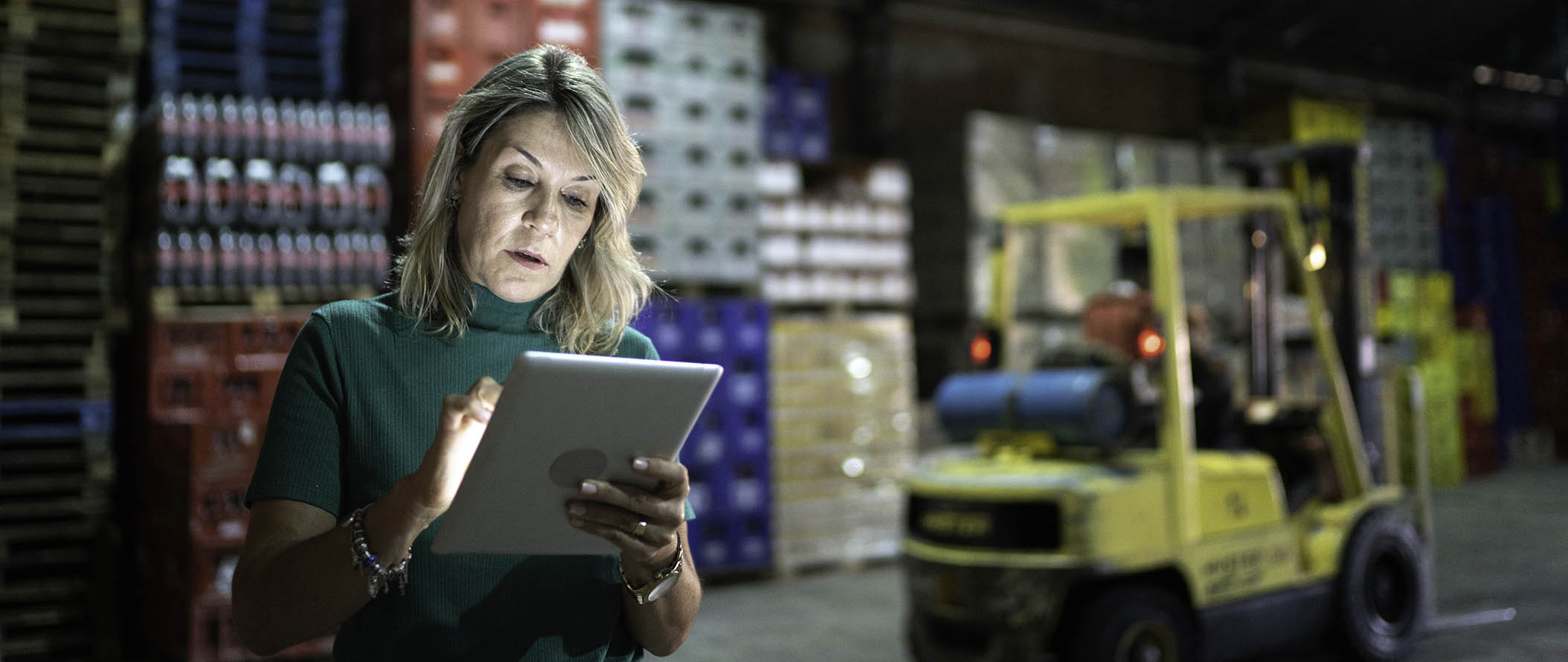 banner-dist-woman-working-with-tablet-on-warehouse.jpg